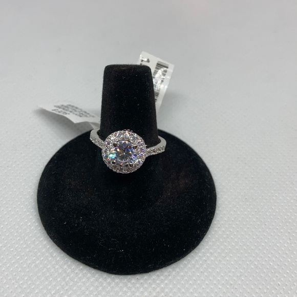 NWT Beautiful Shining Simulated Diamond Silvertone ring J-49 - Picture 8 of 8